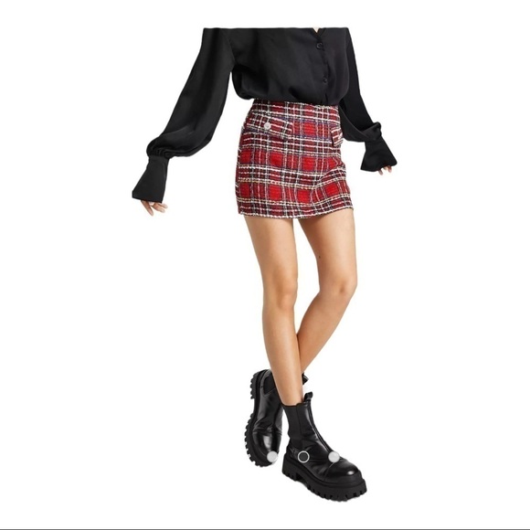 Asos DESIGN Petite tartan check boucle mini skirt with rhinestone button - Picture 2 of 12